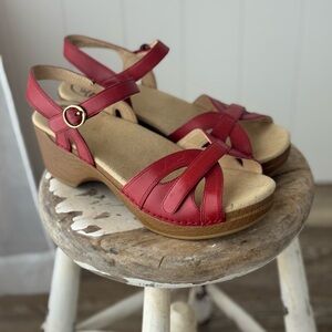 Dansko Women's Red Strappy Wedge Buckle Leather Sandals EU 40 *torn strap*
